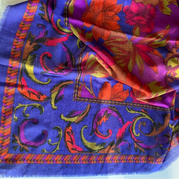 This is a beautiful, elegant , French design, made in Italy, shawl. - Picture 3 of 5